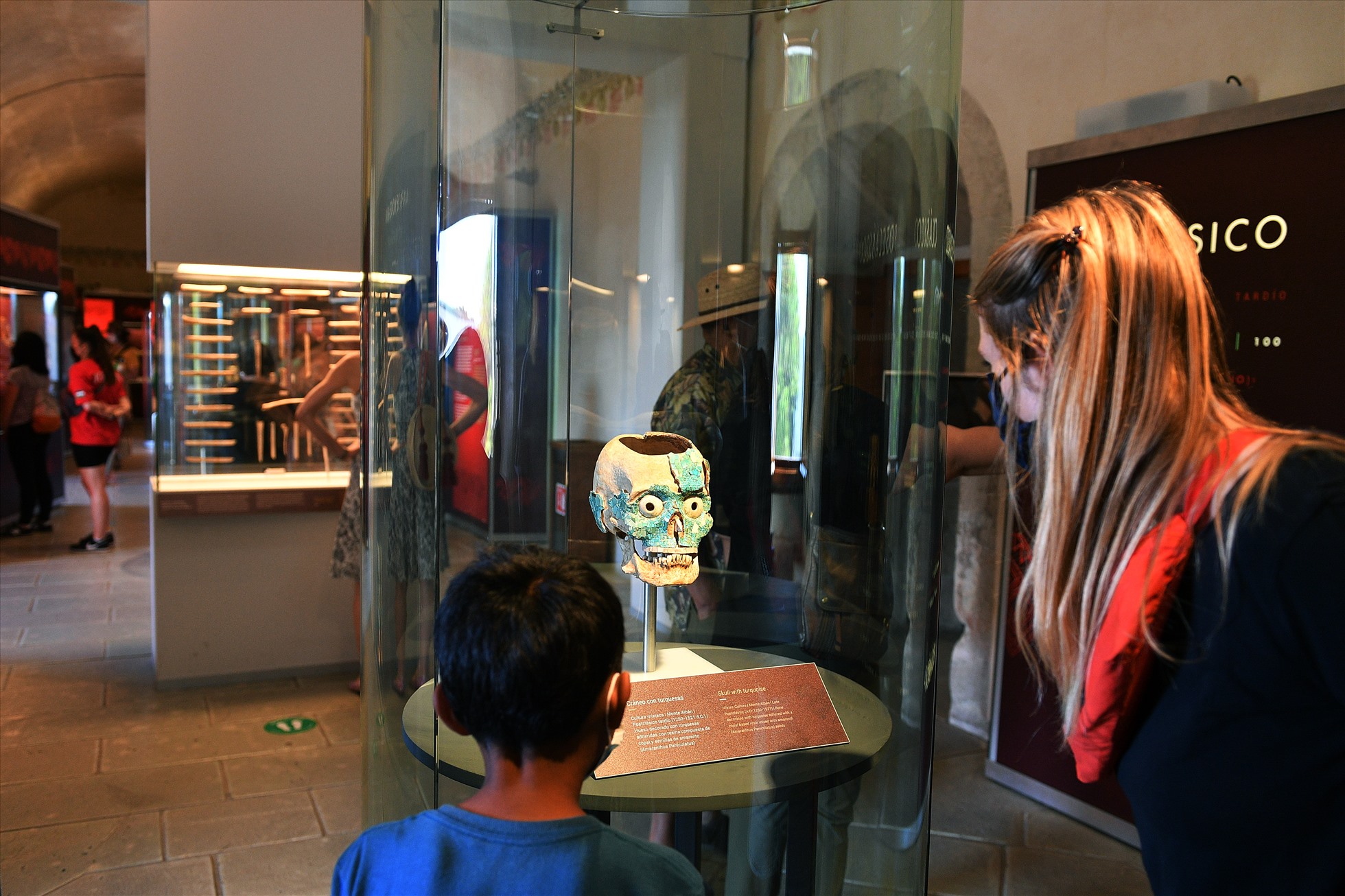 Du khách thích thú với chiếc hộp sọ được làm bằng ngọc trai trong bảo tàng Oaxaca.