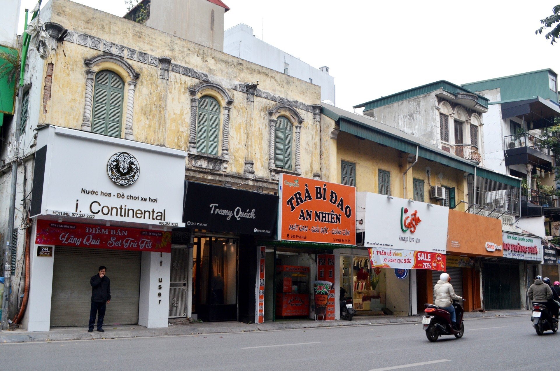 Nhiều shop quần áo trên phố Huế chưa trở lại phục vụ khách hàng.