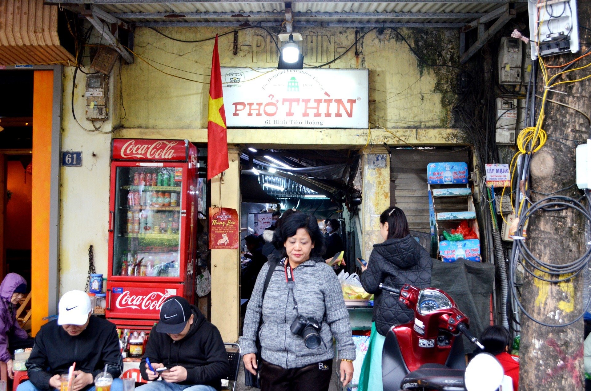 Nhiều lượt khách ghé thương hiệu phở Thìn trên phố Đinh Tiên Hoàng (quận Hoàn Kiếm).