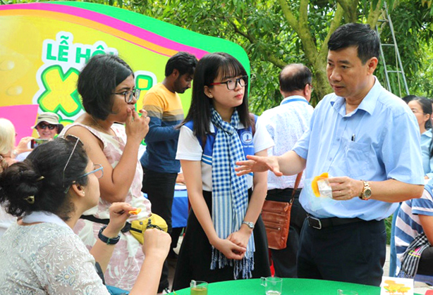 Chủ tịch UBND tỉnh Đồng Tháp Phạm Thiện Nghĩa trao đổi với các doanh nhân trẻ tại Chương trình Lễ hội Xoài. Ảnh: Lục Tùng