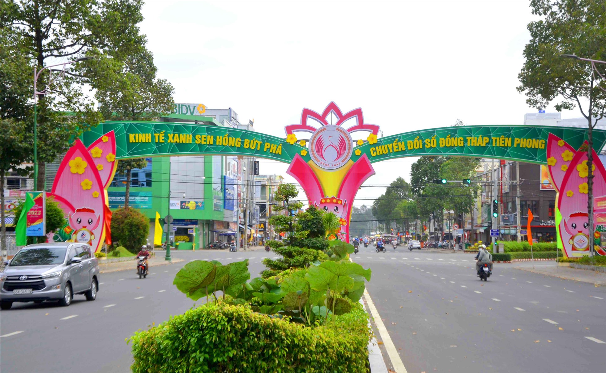 Slogan về Kinh tế xanh và chuyển đổi số của tỉnh Đồng Tháp hiện diện trang trọng trên cổng dẫn vào trung tâm hành chính tỉnh. Ảnh: Lục Tùng