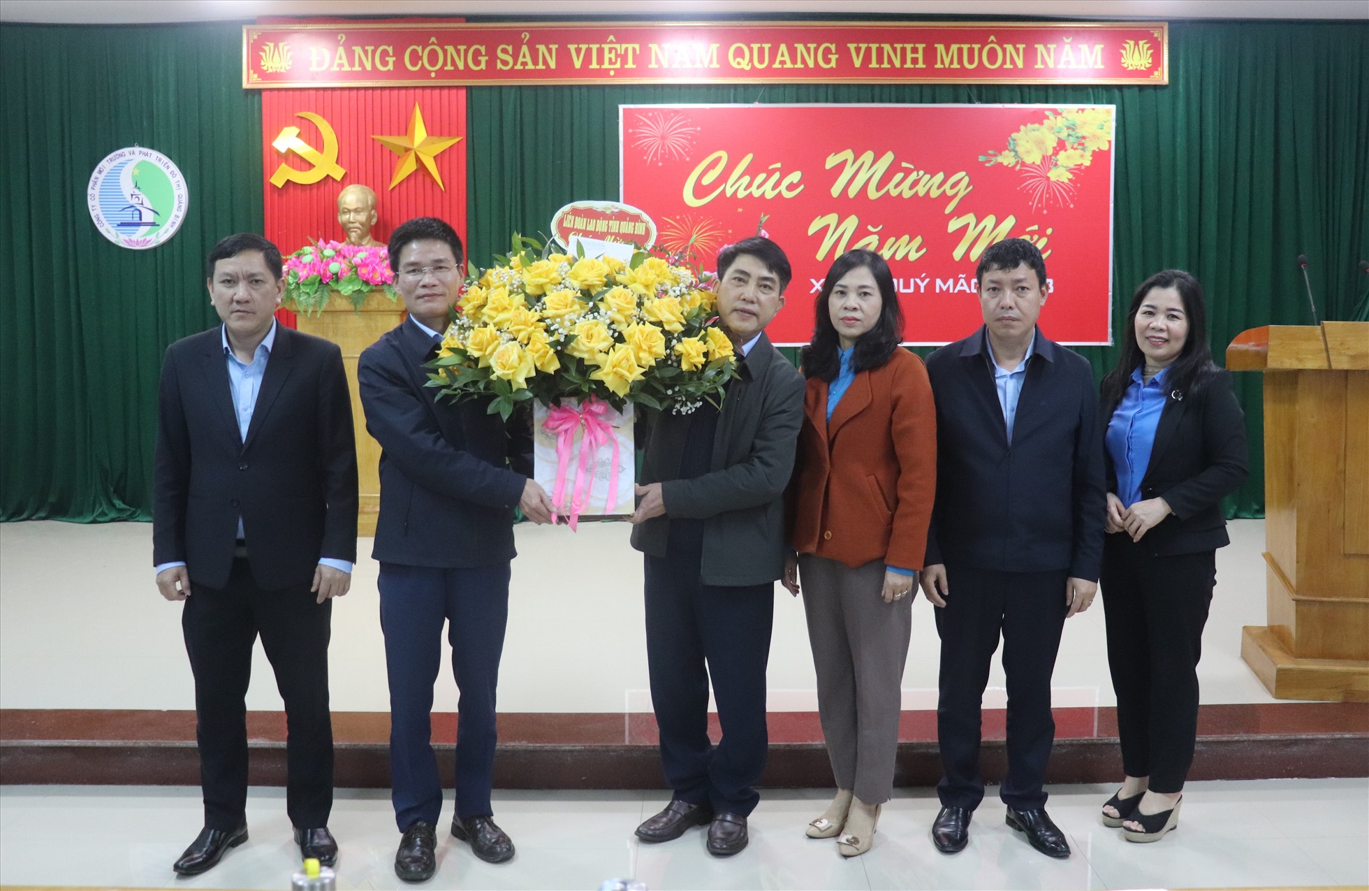 Ông Phan Thanh Lân - Phó Chủ tịch LĐLĐ Quảng Bình tặng hoa, động viên người lao động tại Công ty Môi trường và Phát triển đô thị Quảng Bình. Ảnh: Đ.T