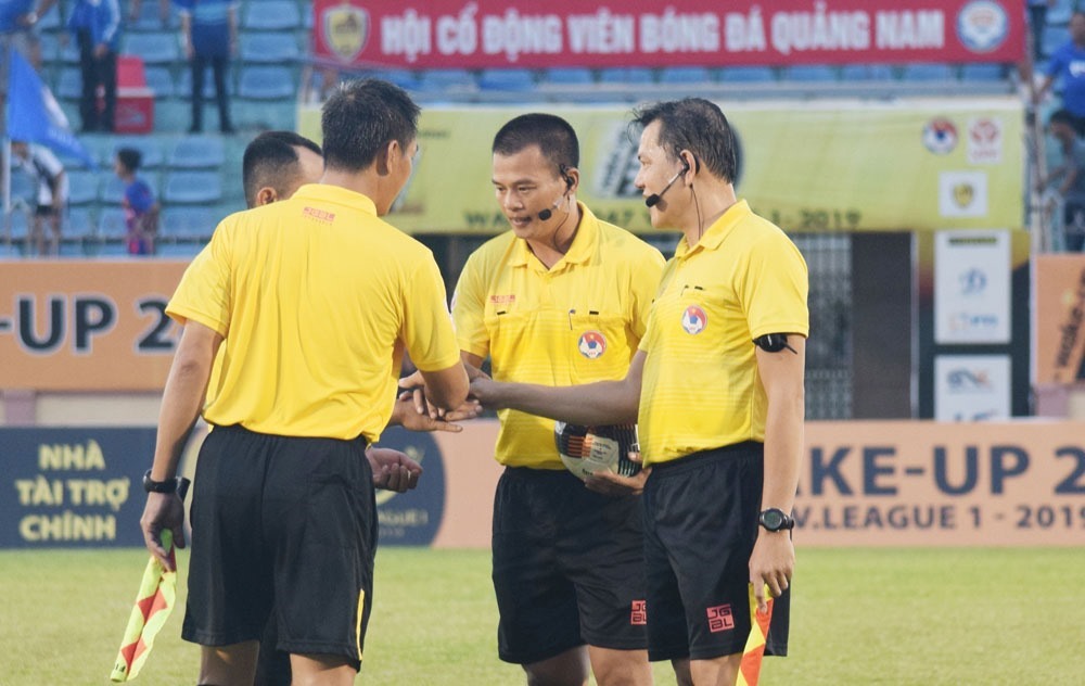 Trọng tài Nguyễn Đình Thái (giữa) là người đoạt danh hiệu Còi vàng 2022. Ảnh: VPF