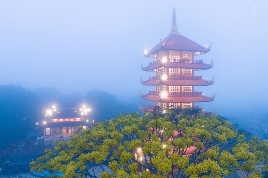Sau khi bị gọi, sư trụ trì cũng vui vẻ đáp ứng, còn bật thêm đèn chính điện để những bức hình thêm lung linh, huyền ảo.