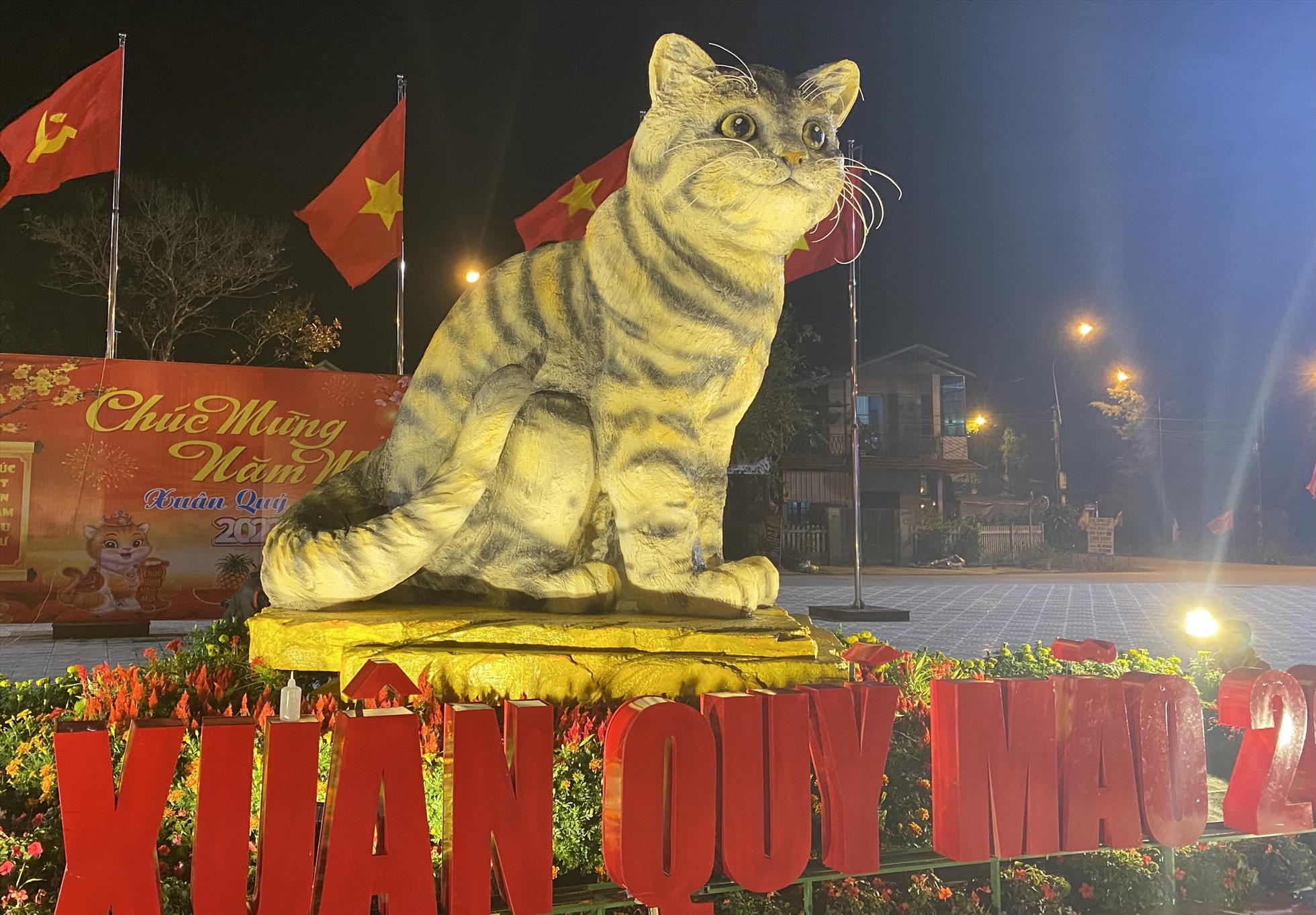 Linh vật mèo được đặt tại Quảng trường trung tâm huyện Triệu Phong. Ảnh: CTV.