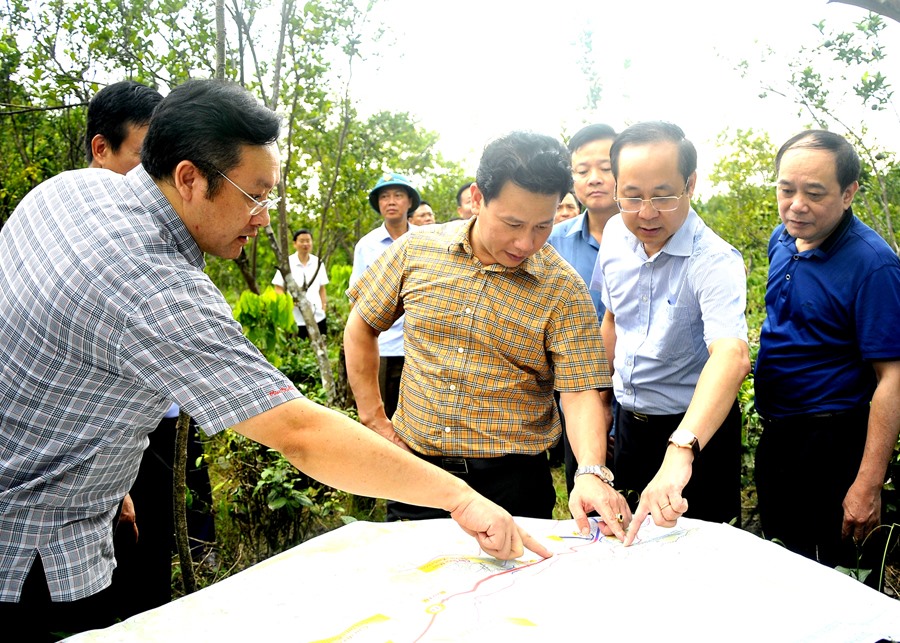 Lãnh đạo tỉnh ủy, UBND và các sở, ngành của Hà Giang khảo sát bản đồ Dự án đường cao tốc Tuyên Quang – Hà Giang (giai đoạn 1).