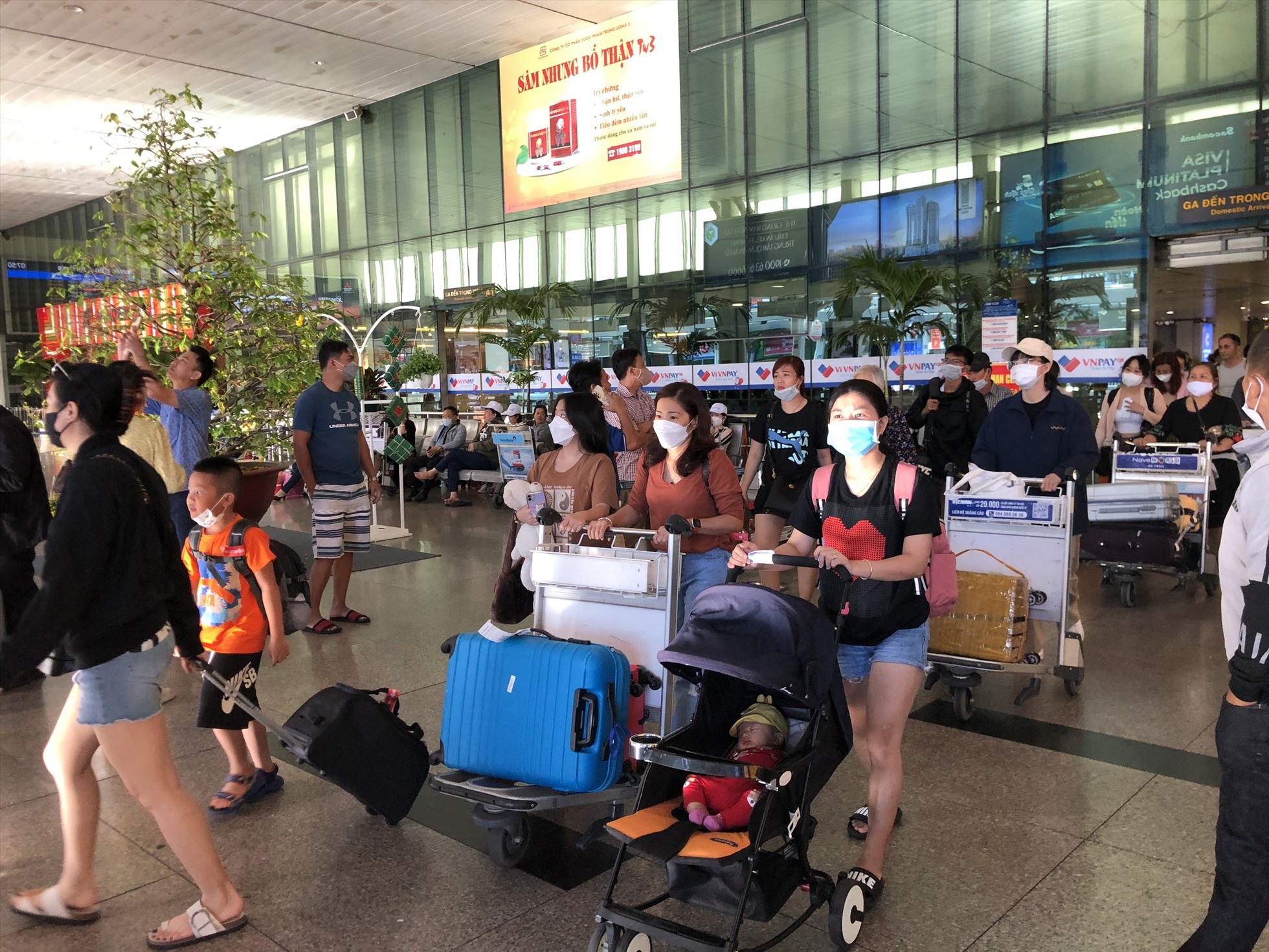 Theo ghi nhận của Lao Động vào sáng 28.1 (tức mùng 7 âm lịch), lượng hành khách tại sân bay Tân Sơn Nhất không quá đông đúc. Khu vực ga đến và đi tại nhà ga quốc nội không ghi nhận tình trạng ùn ứ.