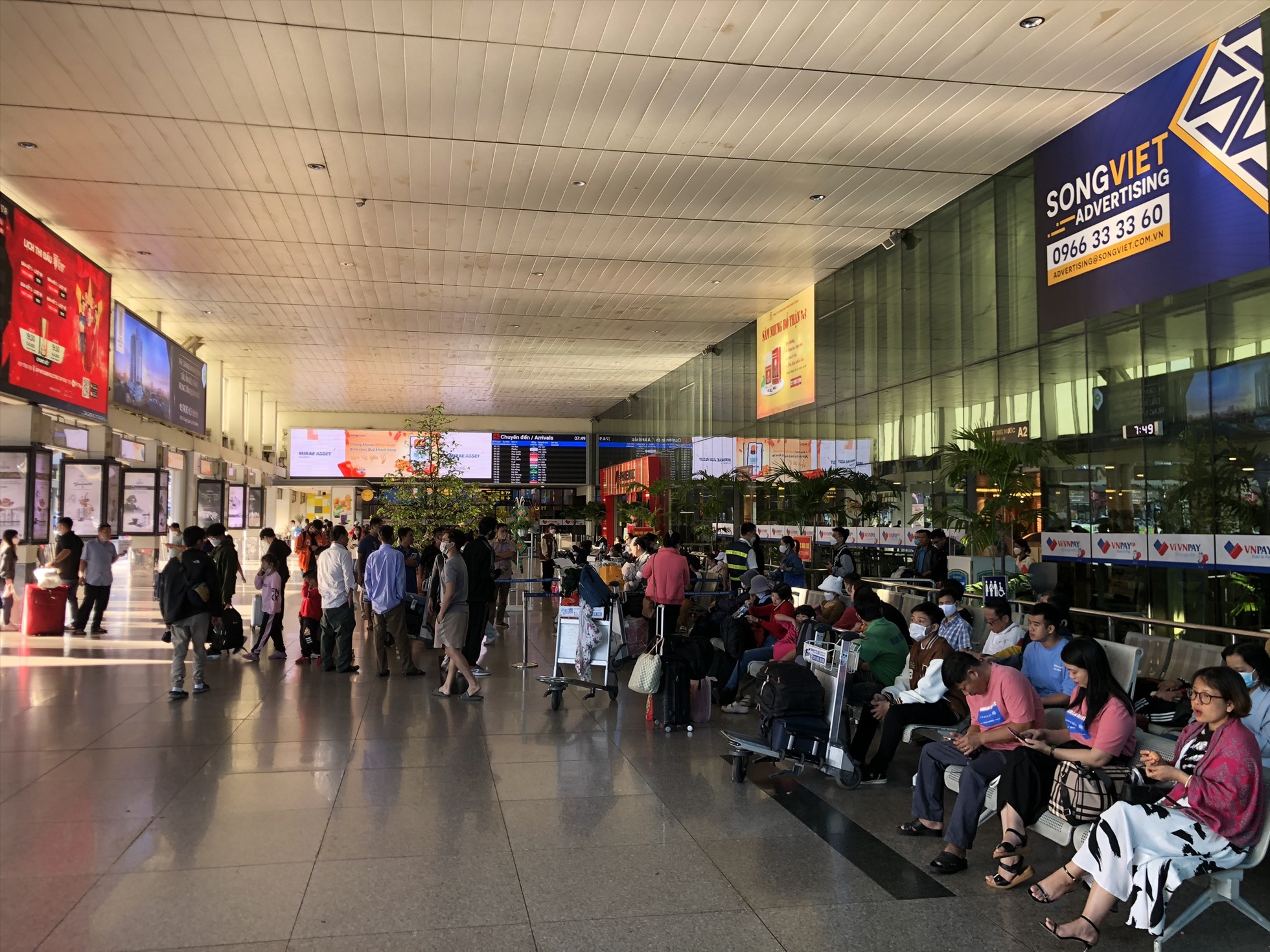 Theo Cảng hàng không quốc tế Tân Sơn Nhất, trong ngày 27-1 (mùng 6 tháng giêng), sân bay phục vụ 916 lượt cất/hạ cánh. Ước tính khách qua sân bay đạt 149.177 người. Trong đó, khách đi hơn 58.000, khách đến gần 91.000.