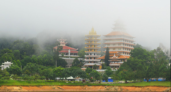 Lên Núi Cấm ngắm tiết xuân mây phủ vây quanh chùa Vạn Linh - Núi Cấm. Ảnh: Thanh Tiến