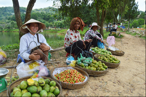 Nụ cười của tiểu thương chợ mây ngày Xuân. Ảnh: Quốc Dũng