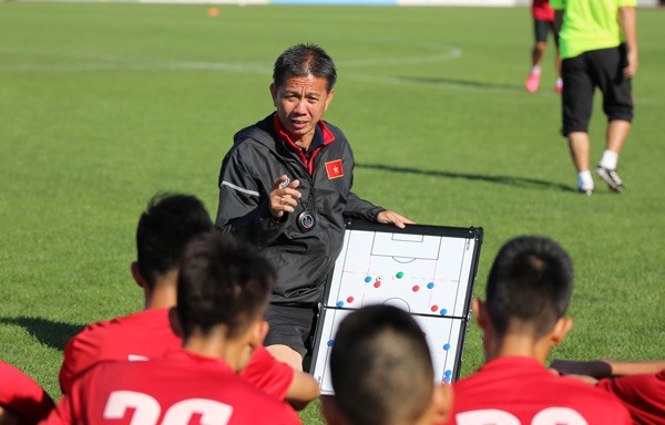 Huấn luyện viên Hoàng Anh Tuấn dẫn dắt U20 Việt Nam dự giải U20 Châu Á 2023. Ảnh: VFF