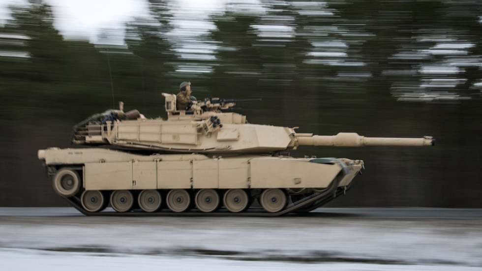 Lính thủy đánh bộ Mỹ lái xe tăng M1 Abrams trong cuộc tập trận ở Na Uy. Ảnh: AFP