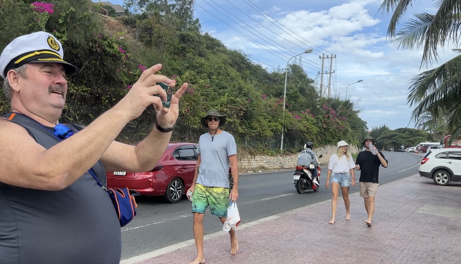 Du khách quốc tế chụp ảnh, dạo bộ ở bãi Đá Ông Địa, Phan Thiết. Ảnh: Duy Tuấn