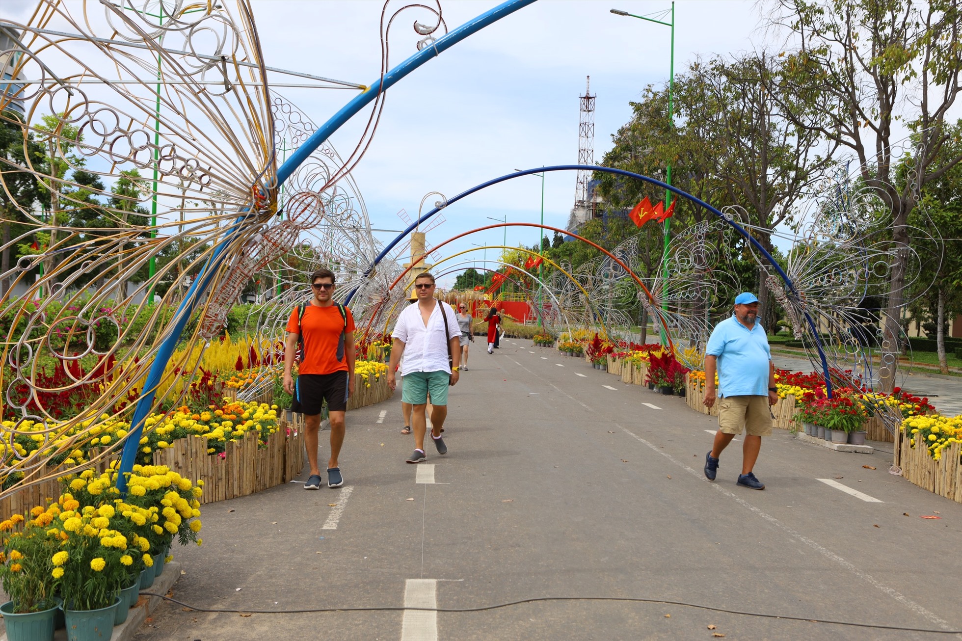 Du khách dạo đường hoa Phan Thiết trong sự trầm trồ thích thú. Ảnh: Duy Tuấn
