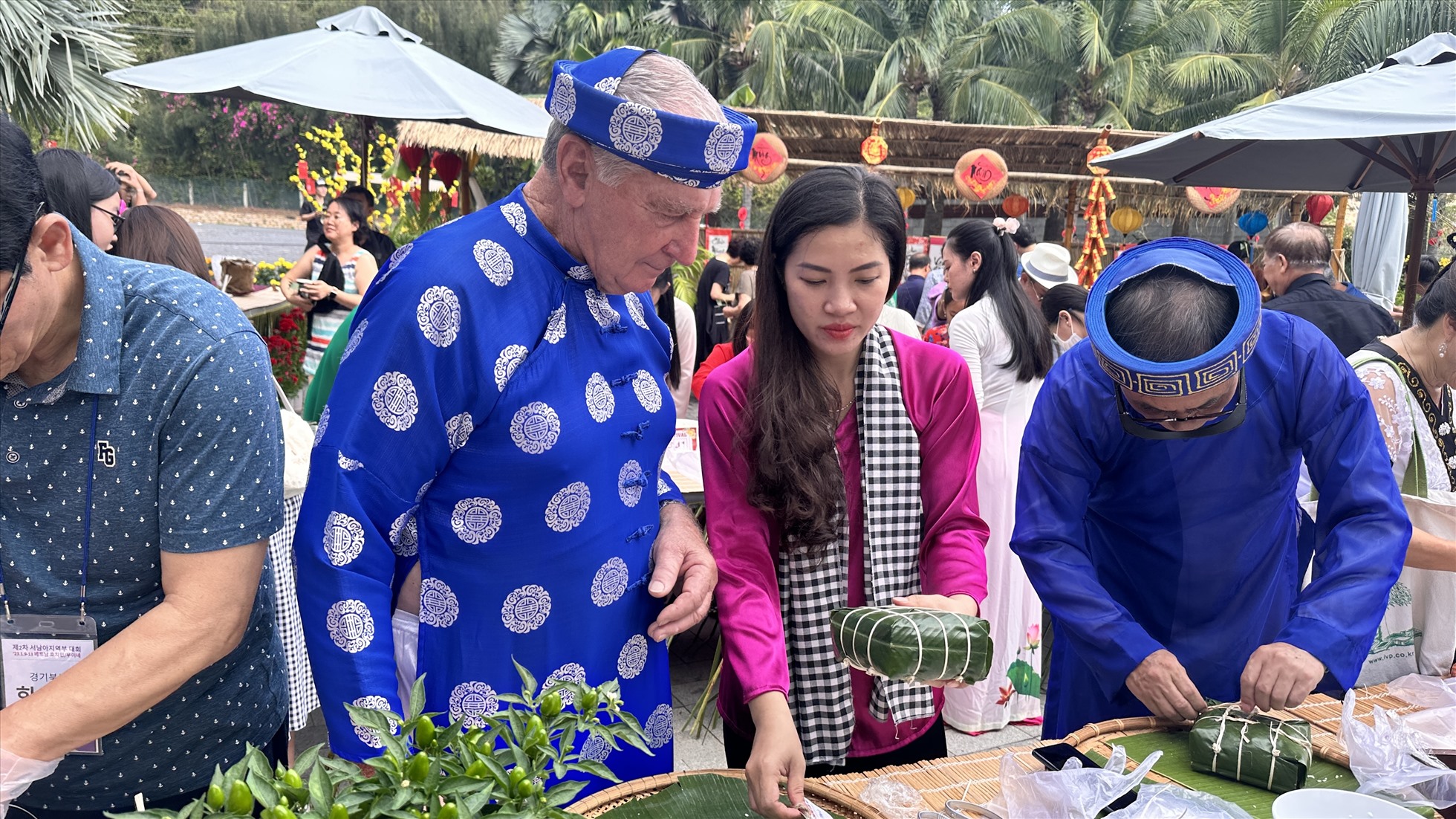 Du khách tự tay gói bánh chưng do resort tổ chức. Ảnh: Duy Tuấn