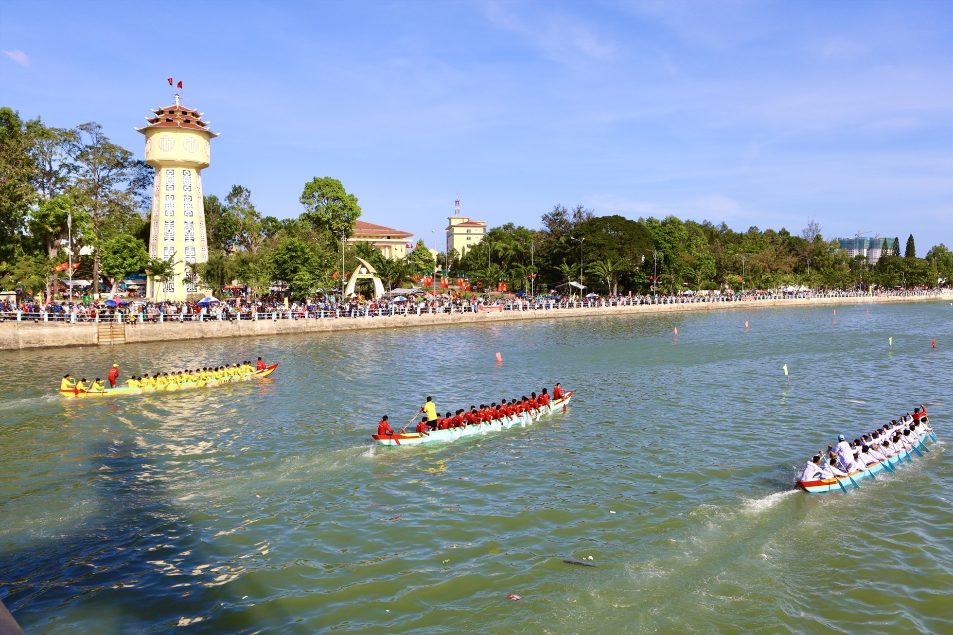 Lễ hội đua thuyền truyền thống Mùng 2 Tết trên sông Cà Ty, Phan Thiết. Ảnh: Duy Tuấn