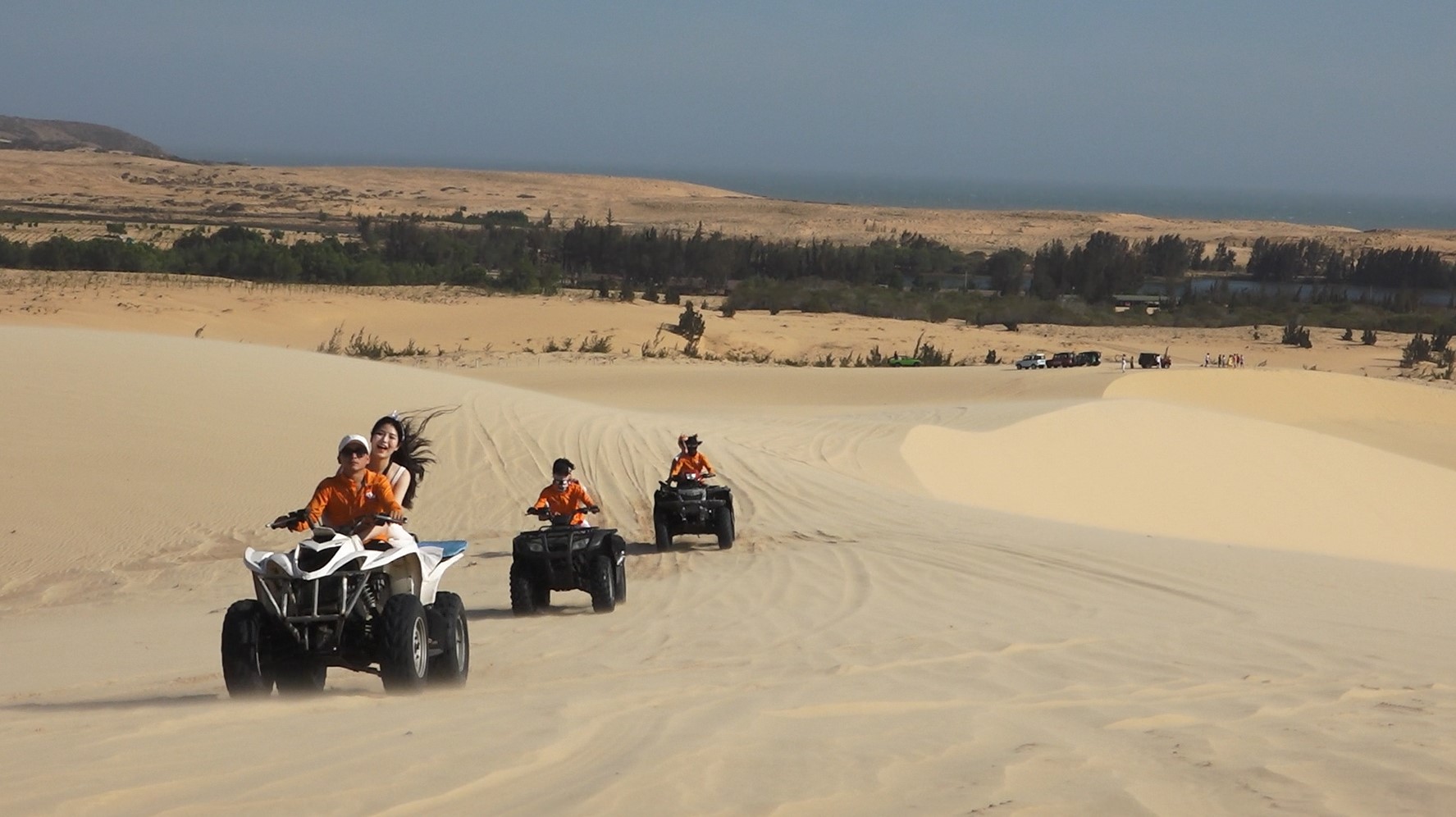 Xe địa hình ATV chở du khách vượt qua những đồi cát cao, mang lại cảm giác mạnh. Ảnh: Duy Tuấn