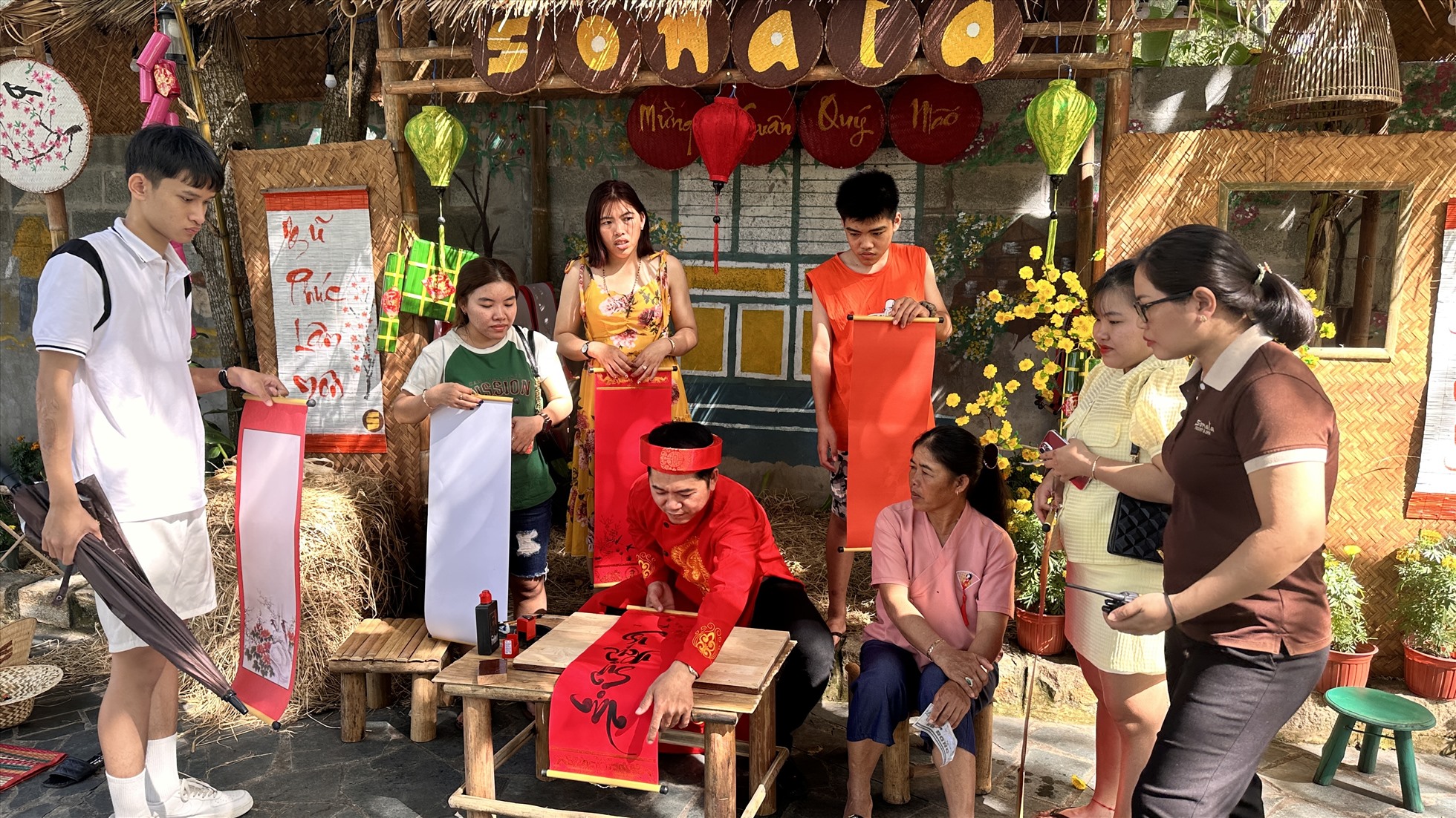 Chợ Quê tại resort khiến các du khách thích thú xin chữ Ông Đồ. Ảnh: Duy Tuấn
