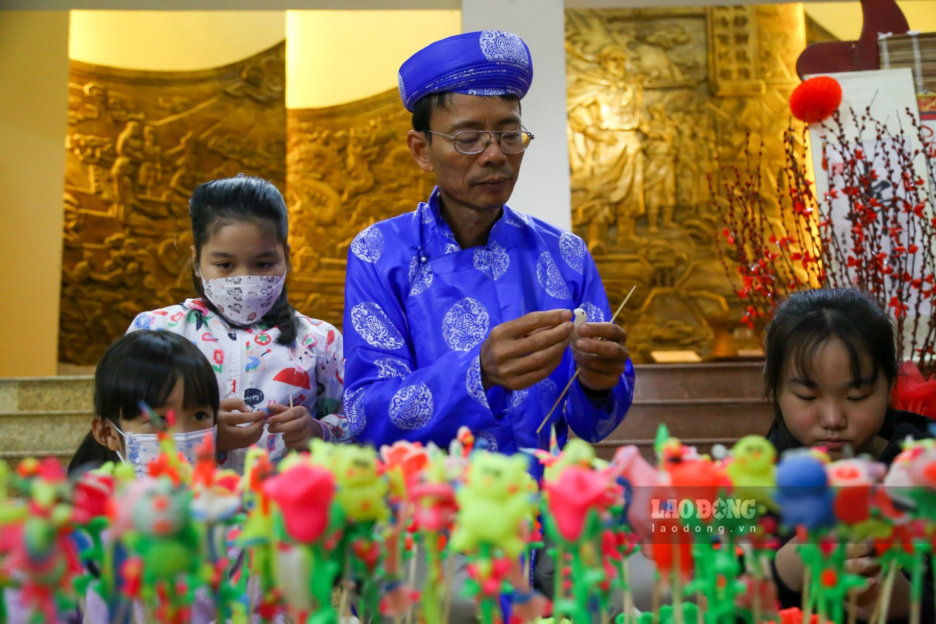 Dịp này, các em nhỏ được người lớn đưa đến trải nghiệm các hoạt động ,trò chơi truyền thống để hiểu thêm giá trị của ngày Tết cổ truyền Việt Nam.