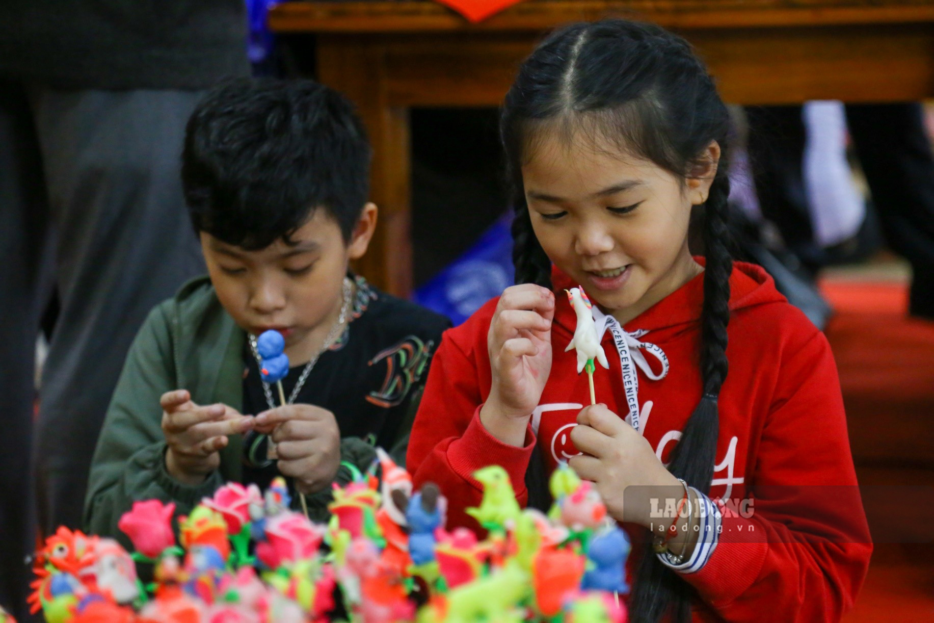 Dịp này, các em nhỏ được người lớn đưa đến trải nghiệm các hoạt động ,trò chơi truyền thống để hiểu thêm giá trị của ngày Tết cổ truyền Việt Nam.