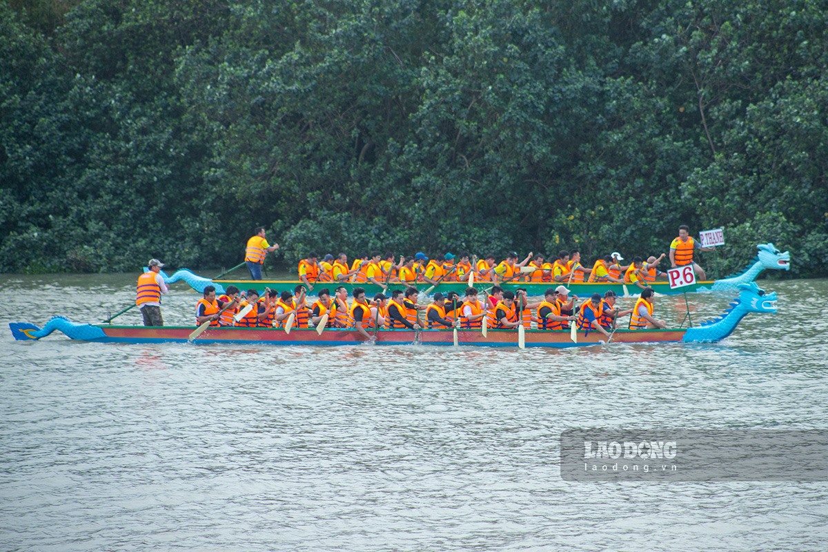 Năm nay, hội đua thuyền truyền thống TP.Tuy Hòa có sự quy tụ của hơn 700 vận động viên, gồm 16 đội nam và 16 đội nữ đến từ 16 phường, xã trên địa bàn thành phố.