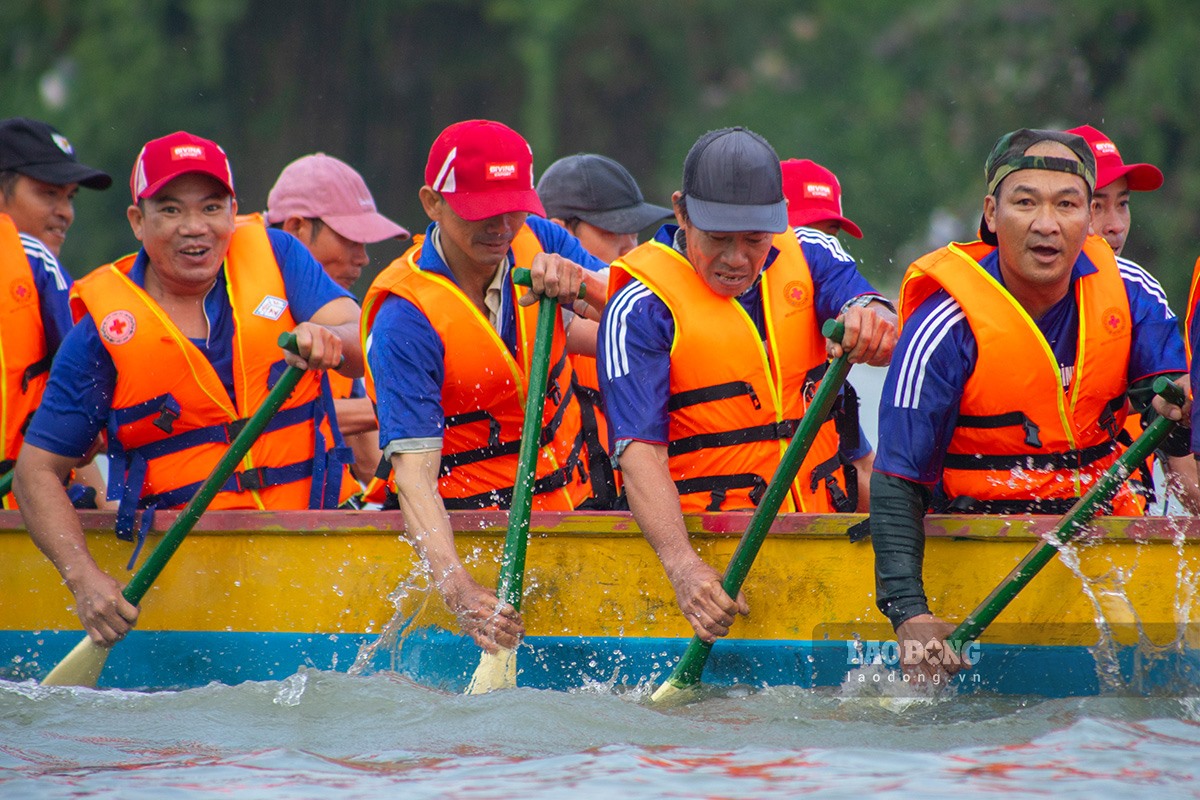 Mỗi đội đua gồm 24 thành viên tham gia. Họ là những ngư dân dày dạn sông nước,  những nam nữ thanh niên khỏe mạnh, dẻo dai,… Các đội tham gia thi đấu ở 2 nội dung thuyền nam (cự ly 4km), thuyền nữ (cự ly 3km).