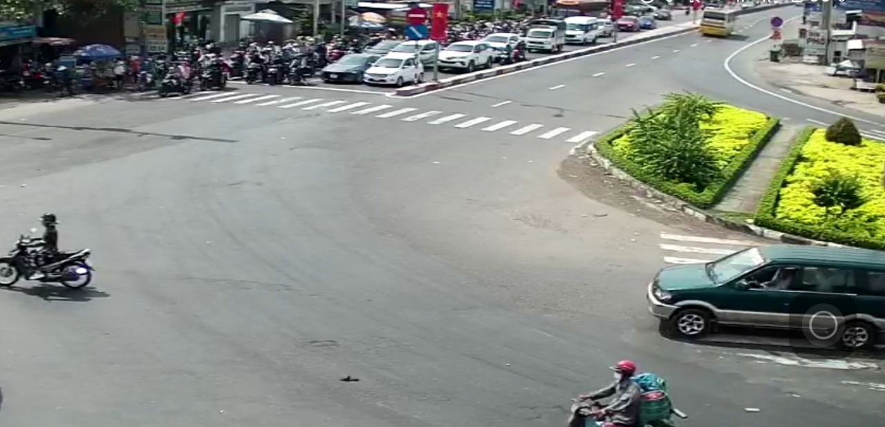 Tại ngã tư Đồng Tâm (huyện Châu Thành, tỉnh Tiền Giang) khi các phương tiện dừng lại chờ đèn đỏ đã gây cảnh ùn ứ giao thông cục bộ.