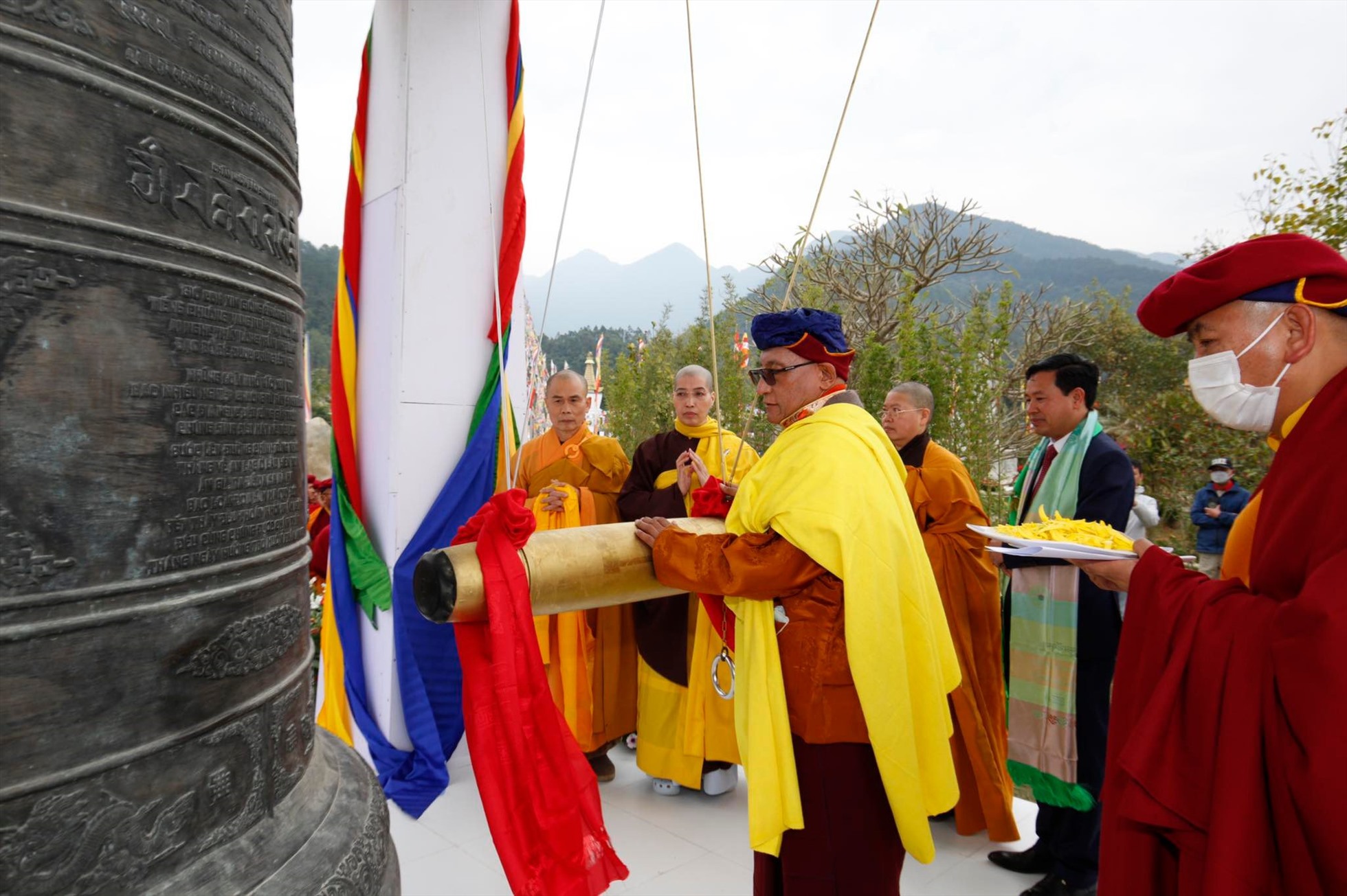 Đức Gyalwang Drukpa thỉnh chuông khai đàn Pháp hội cầu an Xuân Quý Mão 2013. Ảnh: Ban tổ chức