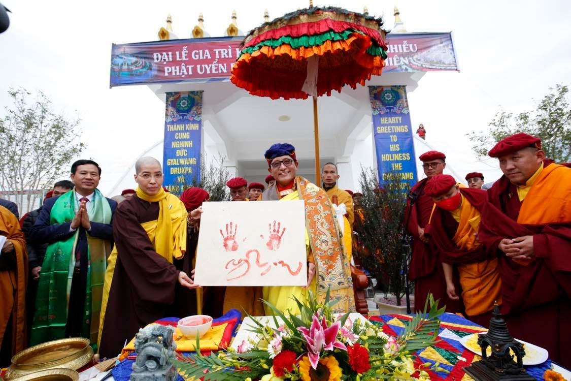 Pháp vương Drukpa thực hiện nghi thức Thủ ấn - lưu dấu vân tay để ban gia trì các công trình tâm linh trong quần thể Đại Bảo tháp. Ảnh: Ban tổ chức