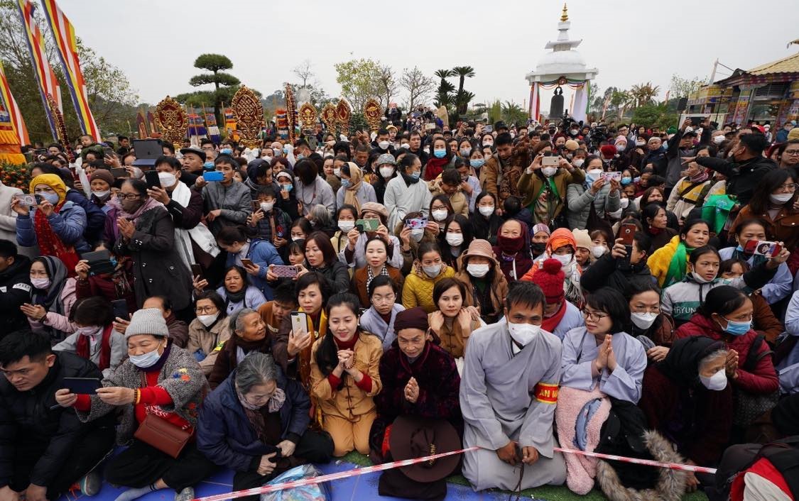 Hàng nghìn người tham dự Pháp hội cầu an đầu Xuân Quý Mão tại Đại Bảo tháp Mandala Tây Thiên. Ảnh: Ban tổ chức