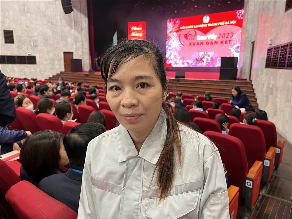 Chị Sài Thị Chu tham gia Chương trình Tết Sum vầy và được nhận hỗ trợ của Công đoàn. Ảnh: Linh Nguyên
