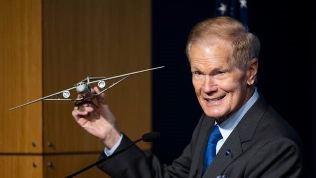 Giám đốc NASA Bill Nelson cầm mô hình máy bay . Ảnh: NASA