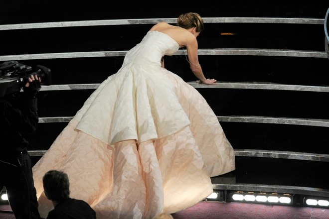 Jennifer Lawrence gặp sự cố tại lễ trao giải Oscar 2013. Ảnh: NYP.