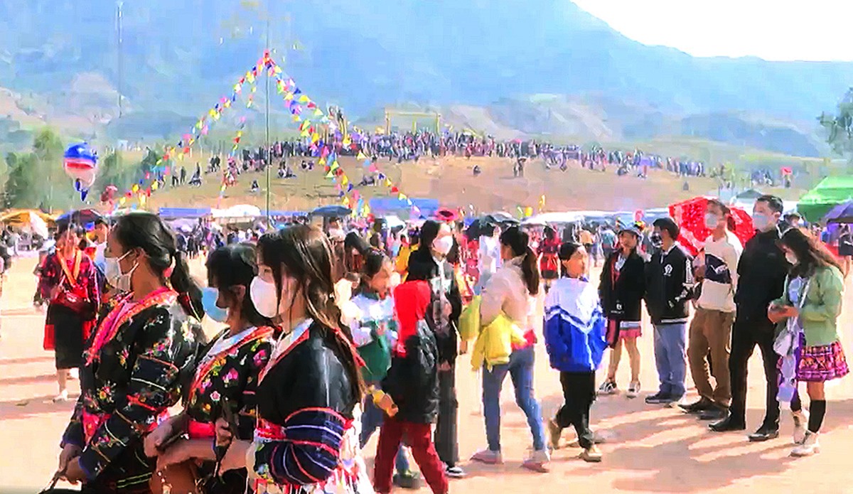 Hàng nghìn đồng bào các dân tộc vùng biên giới và các khu vực lân cận đã tham ra các hoạt động văn hóa, thể thao trong không khí vui tươi phấn khởi, rực rỡ sắc Xuân. Ảnh: Văn Toán