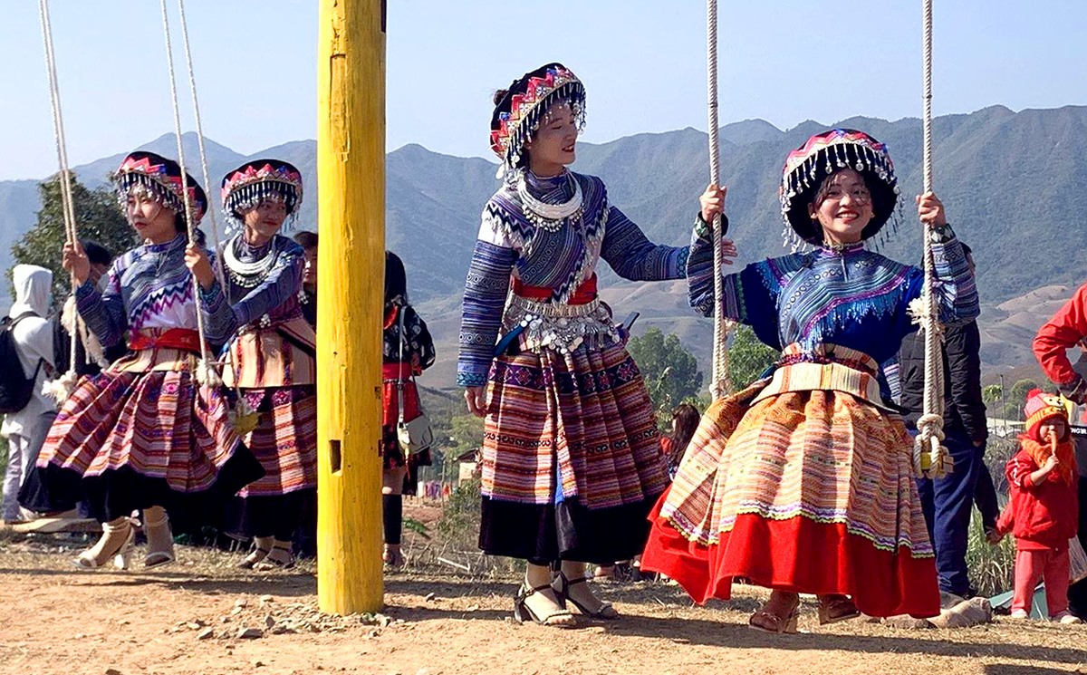 Những thiếu nữ Mông duyên dáng với những bộ váy truyền thống.