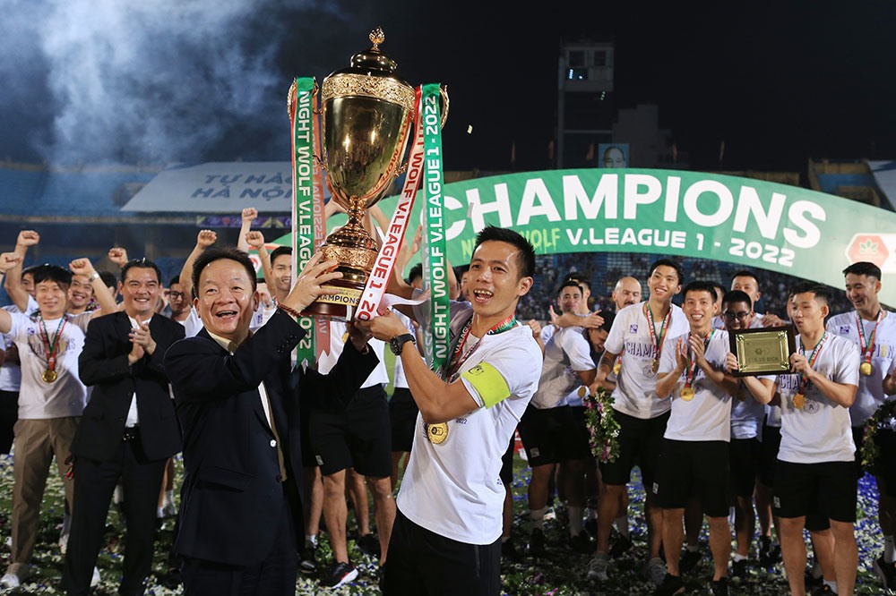 Văn Quyết có mùa giải thành công rực rỡ cùng câu lạc bộ Hà Nội vơi cú đúp danh hiệu V.League và Cúp Quốc gia. Ảnh: VPF
