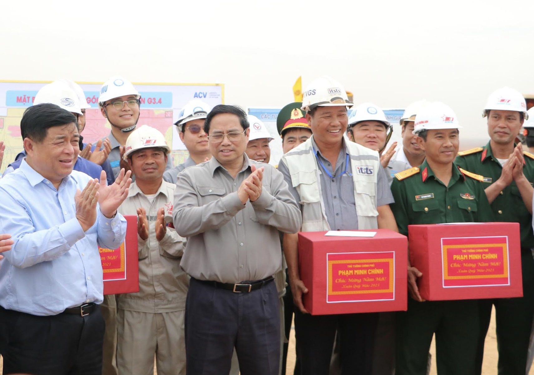 Thủ tướng Phạm Minh Chính tặng quà động viên các đơn vị thi công dự án sân bay Long Thành. Ảnh: Hà Anh Chiến