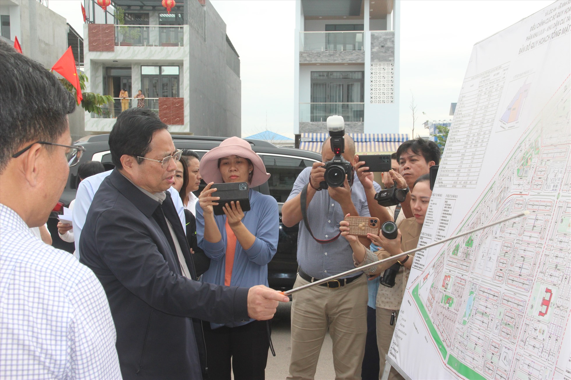 Thủ tướng Phạm Minh Chính kiểm tra tiến độ xây dựng khu tái định cư Lộc An - Bình Sơn. Ảnh: Hà Anh Chiến