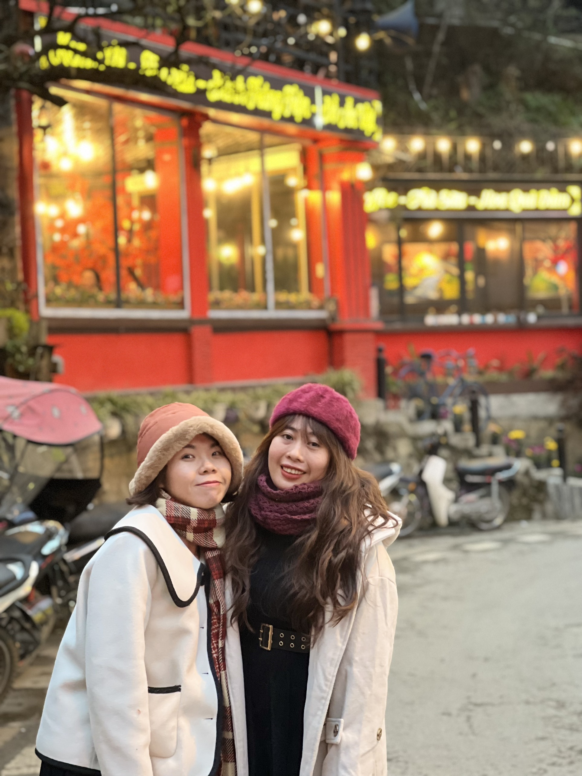 Uyên Trinh (bên trái) và cô bạn Khánh Kinh (bên phải) từ TPHCM ra miền Bắc du xuân đầu năm. Ảnh: NVCC