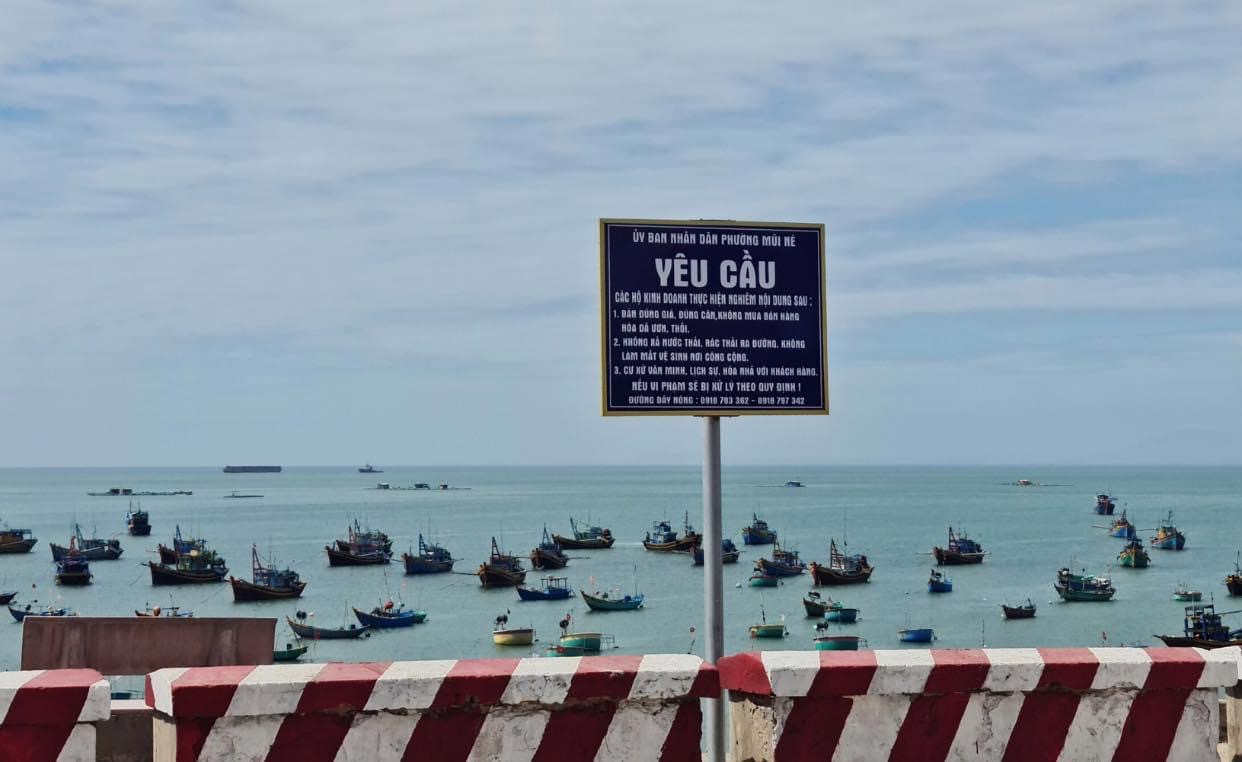 UBND phường Mũi Né đặt bảng nhắc nhở các hộ kinh doanh hải sản cân bán đúng ký cho du khách ngay tại Làng chài Mũi Né từ tháng 2.2021. Ảnh: Duy Tuấn