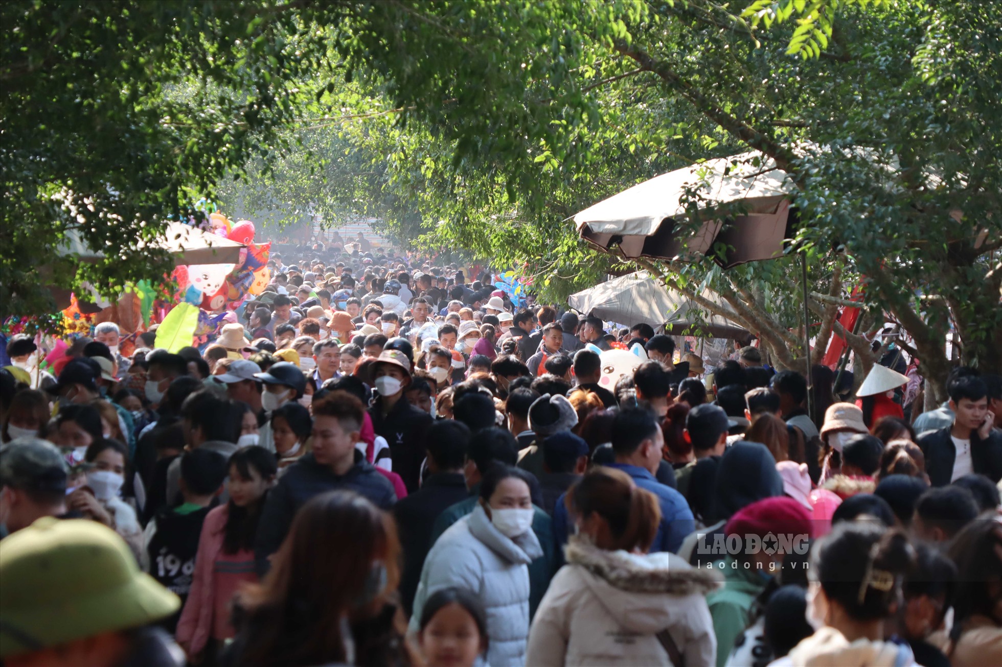 Ghi nhận trong 2 ngày diễn ra lễ hội có rất đông người dân địa phương cũng du khách thập phương đến tham dự, tham quan và cầu may đầu năm.