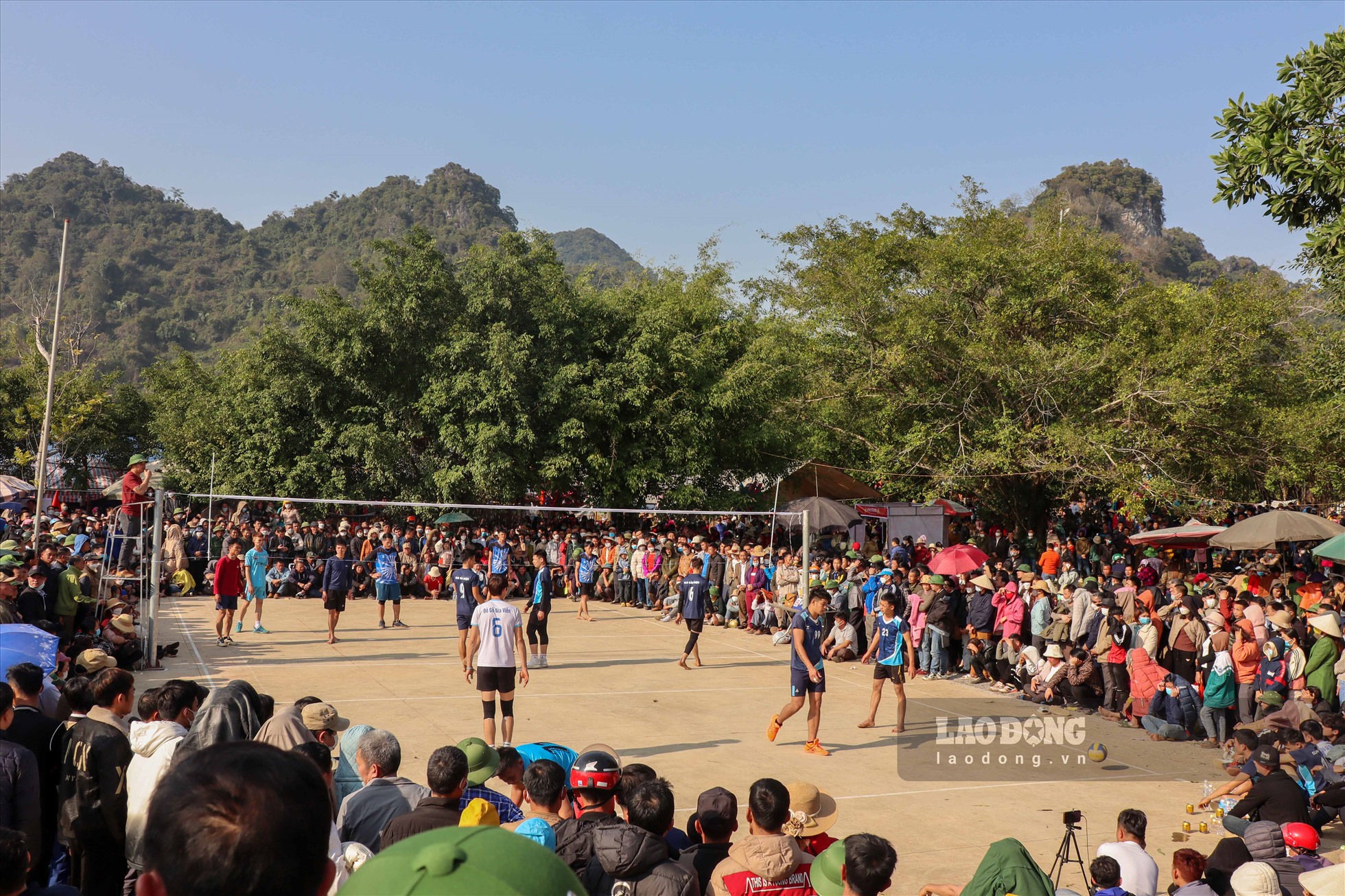 Bên cạnh đó, lễ hội đình Cổi còn tổ chức nhiều trò chơi dân gian, quán ăn mang nhiều đặc sắc của dân tộc Mường, hoạt động thể thao thu hút lượng lớn người dân và du khách.