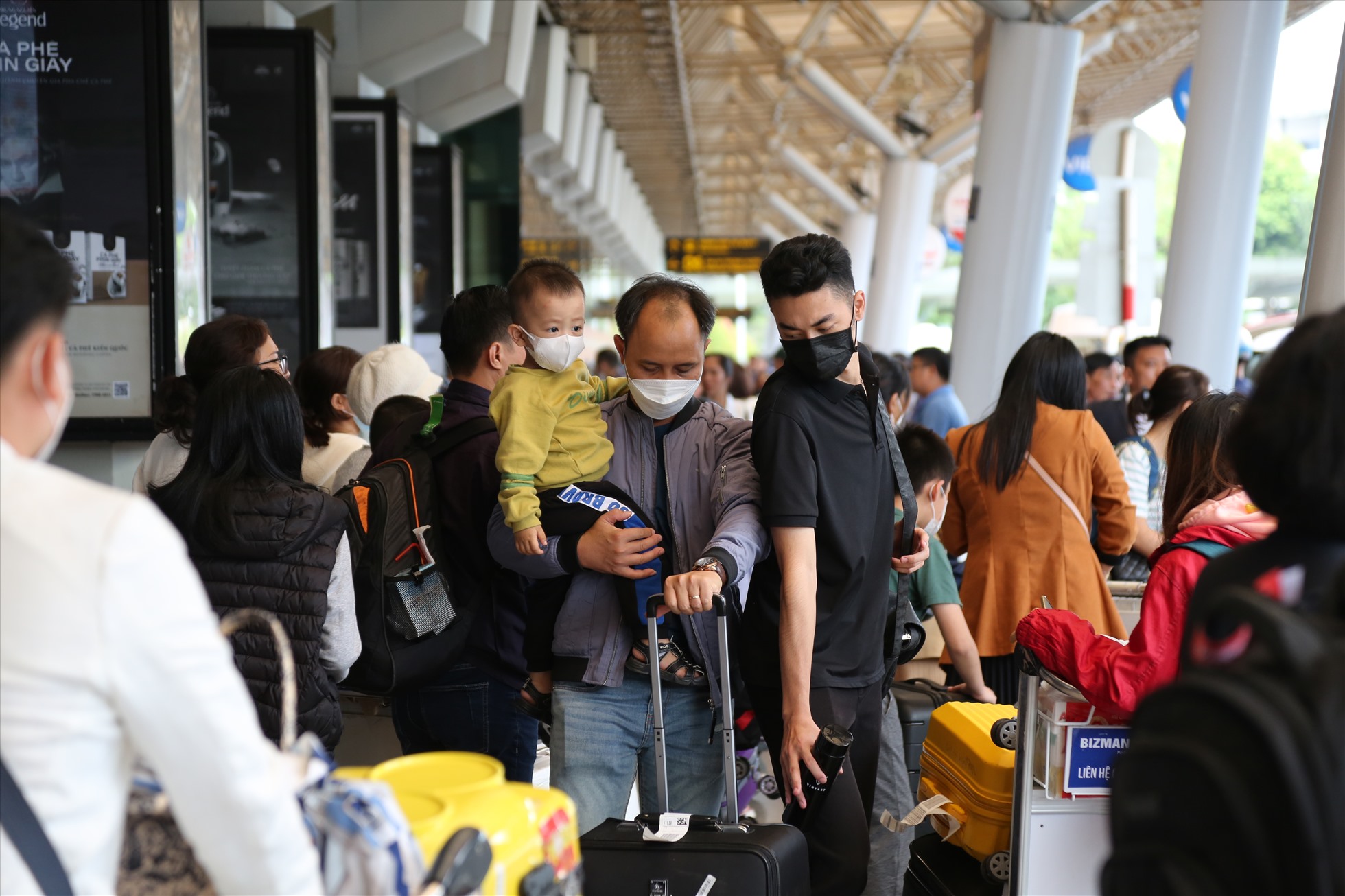 Hài lòng về trải nghiệm tại sân bay Tân Sơn Nhất trong ngày cao điểm nghỉ lễ, nhiều hành khách cho biết họ mong muốn sân bay sẽ duy trì được chất lượng phục vụ này trong các thời gian cao điểm khác và mong rằng có thể rút gọn hơn nữa thời gian chờ đón xe.