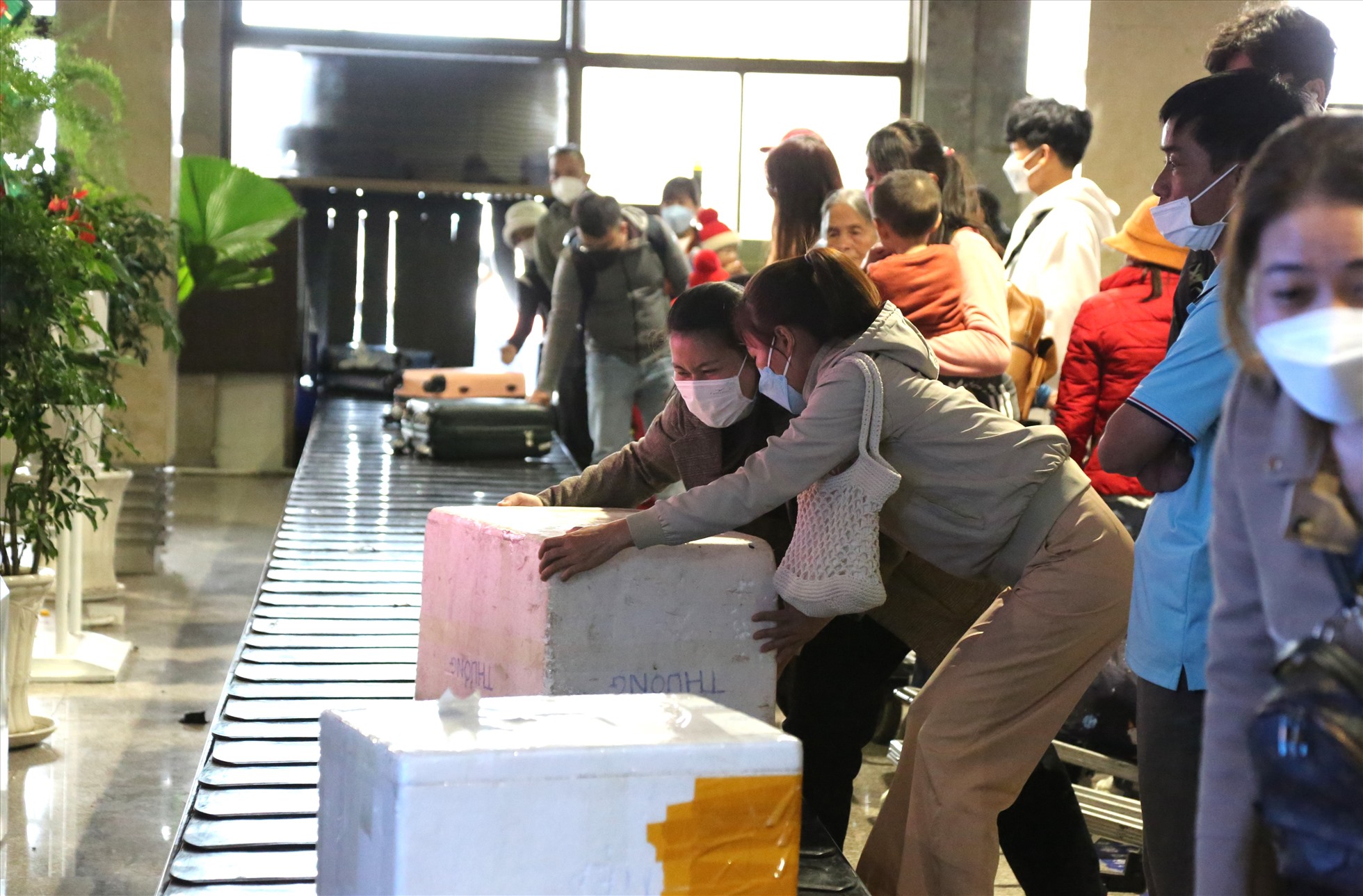 Tại sảnh đến ga quốc nội sân bay Tân Sơn Nhất, hàng nghìn người liên tục từ máy bay bước vào khu vực lấy hành lý.