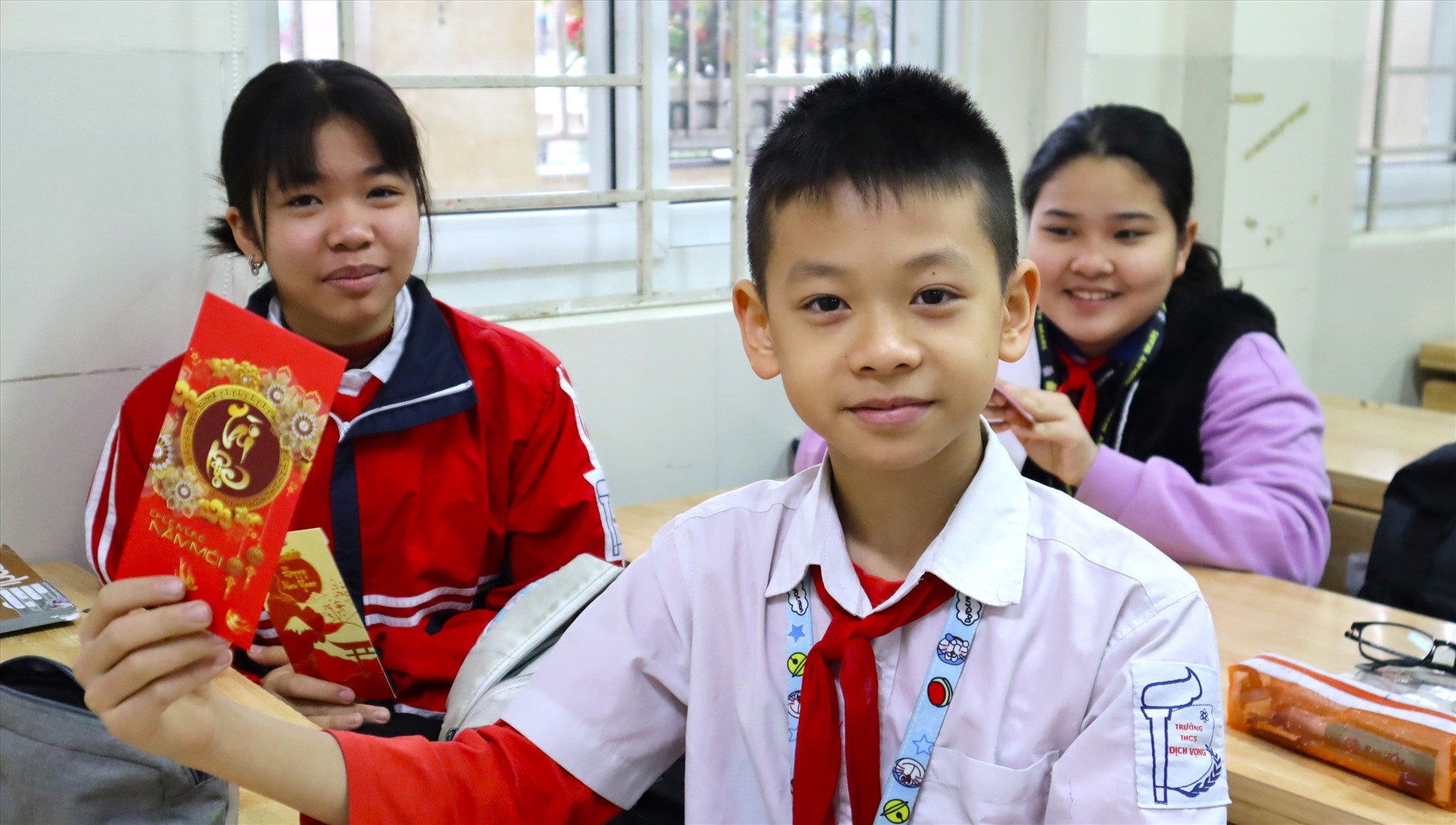 Các em học sinh Trường THCS Dịch Vọng (quận Cầu Giấy, Hà Nội) hào hứng khi được bốc thăm những chiếc lì xì may mắn từ giáo viên chủ nhiệm. Ảnh: Minh Hà