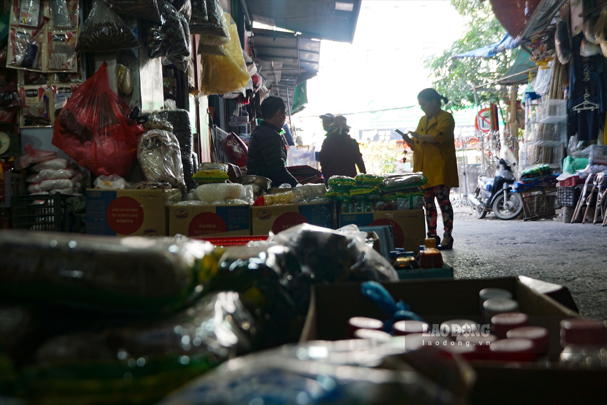 Ngày 29.1, theo ghi nhận của Lao Đông, tại tầng 1 của khu chợ, mặt hàng bày bán chủ yếu là rau xanh và đồ khô, nhưng thưa vắng người mua.