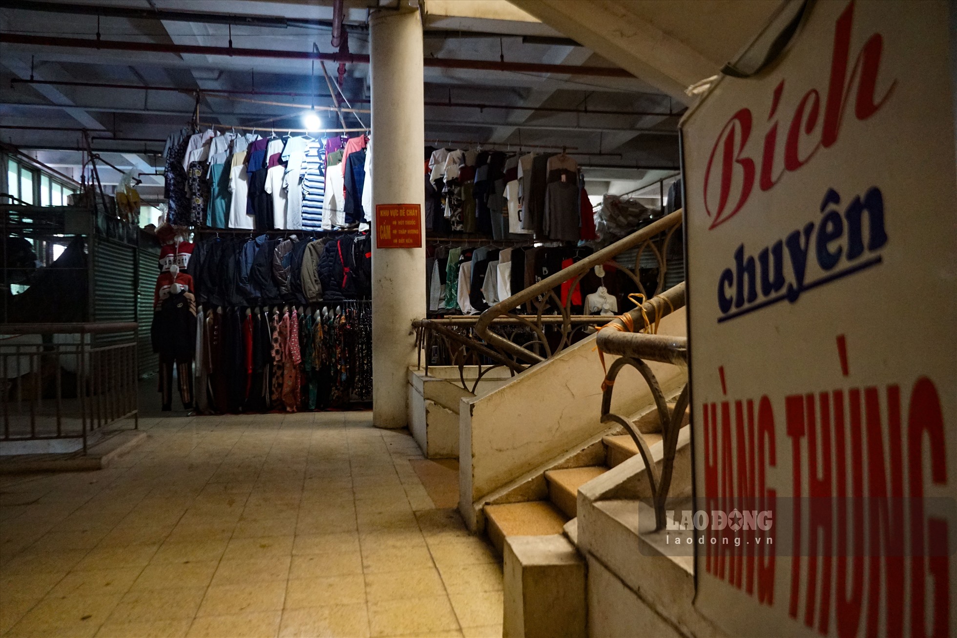 Trên tầng 2 là khu vực buôn quán quần áo, dày dép. Theo tìm hiểu, các quầy hàng này chủ yếu bán buôn và bán cho các mối khách thân quen và hiếm khi có khách mới tìm tới mua.