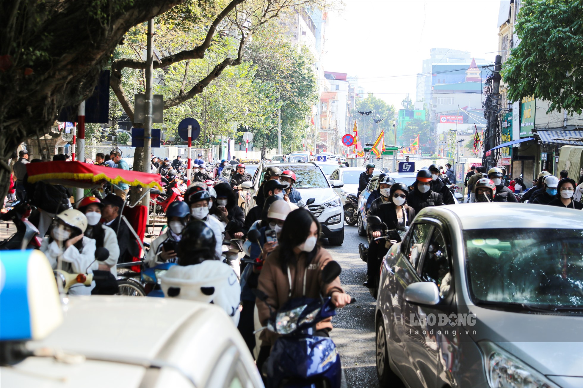 Ngày cuối tuần, giao thông tại khu vực các ngả đường xung quanh Văn Miếu - Quốc Tử Giám trở nên hỗn loạn, khi rất đông người từ nhiều nơi đổ về đây lễ đầu năm.