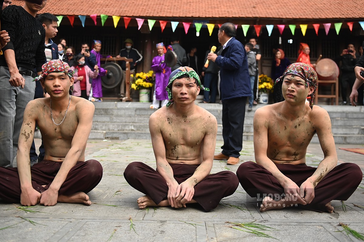 Tích trò đúc bụt là một trong những hoạt động nổi bật nhất của lễ hội. Ba thanh niên khỏe mạnh, xuất thân từ gia đình văn hoá, được lựa chọn từ hàng trăm thanh niên trai tráng trong làng sẽ đóng vai bụt.