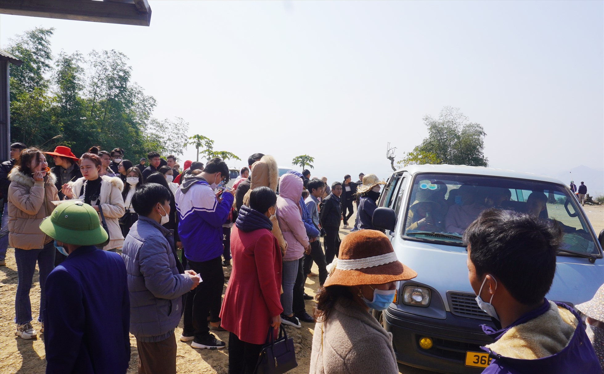 Sau khi mua vé, du khách sẽ được những chiếc xe ôtô chở lên gần khu vực đền và quay trở lại. Ảnh: Quách Du